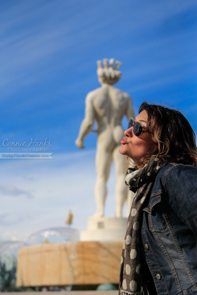 Connie Hanks Photography // ClickyChickCreates.com // carefree in the south of France - getting cheeky, kissing a naked statue in Cote d'Azur