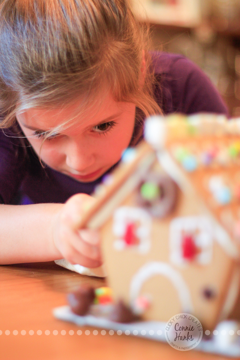 Connie Hanks Photography // ClickyChickCreates.com // gingerbread house decorating with young kids