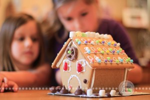 Connie Hanks Photography // ClickyChickCreates.com // gingerbread house decorating with young kids