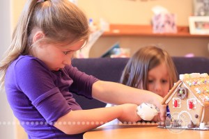 Connie Hanks Photography // ClickyChickCreates.com // gingerbread house decorating with young kids