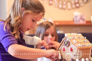 Connie Hanks Photography // ClickyChickCreates.com // gingerbread house decorating with young kids