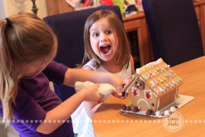 Connie Hanks Photography // ClickyChickCreates.com // gingerbread house decorating with young kids