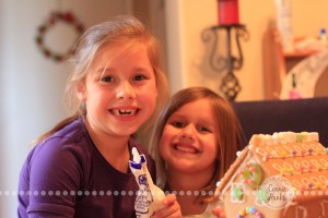 Connie Hanks Photography // ClickyChickCreates.com // gingerbread house decorating with young kids