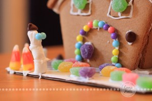 Connie Hanks Photography // ClickyChickCreates.com // gingerbread house decorating with young kids