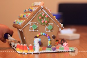Connie Hanks Photography // ClickyChickCreates.com // gingerbread house decorating with young kids