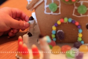 Connie Hanks Photography // ClickyChickCreates.com // gingerbread house decorating with young kids