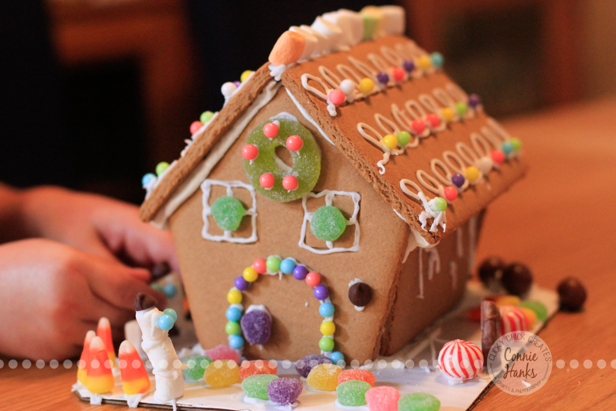 Connie Hanks Photography // ClickyChickCreates.com // gingerbread house decorating with young kids