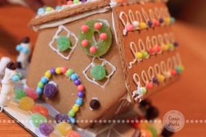 Connie Hanks Photography // ClickyChickCreates.com // gingerbread house decorating with young kids