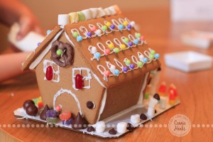 Connie Hanks Photography // ClickyChickCreates.com // gingerbread house decorating with young kids
