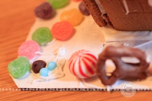 Connie Hanks Photography // ClickyChickCreates.com // gingerbread house decorating with young kids