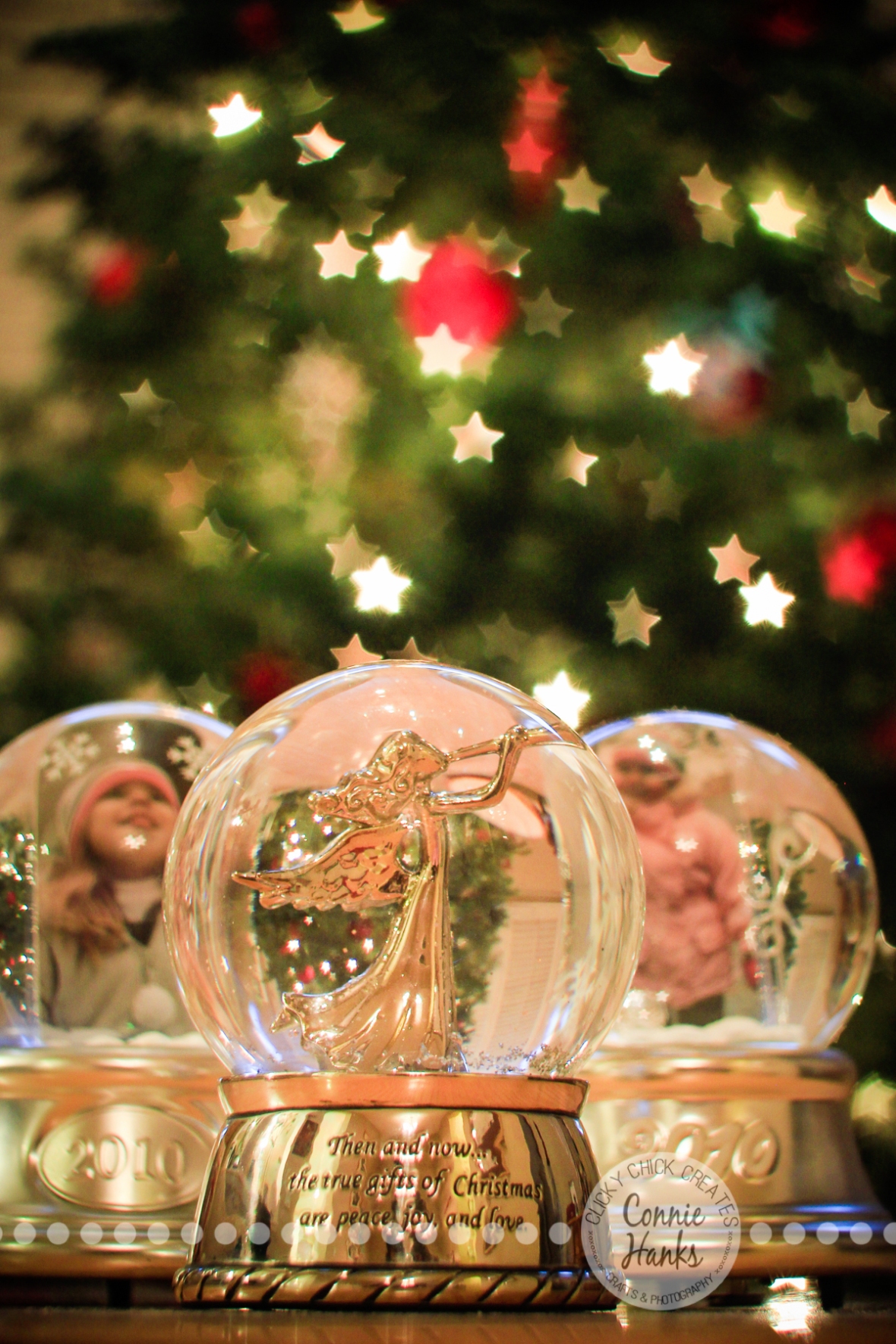 Connie Hanks Photography // ClickyChickCreates.com // Bokeh and twinkle filled snow globes, star bokeh, Christmas